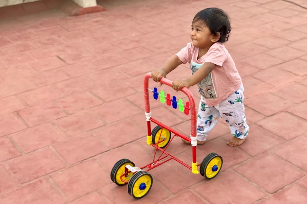 Chariot de marche bébé : l'allié des premiers pas
