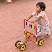 Chariot de marche bébé : l'allié des premiers pas