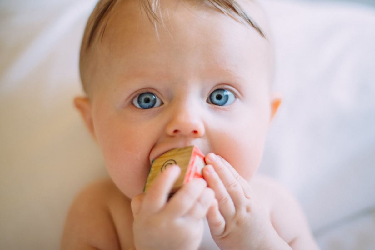 Habiller bébé la nuit : astuces pratiques
