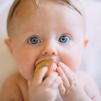 Habiller bébé la nuit : astuces pratiques